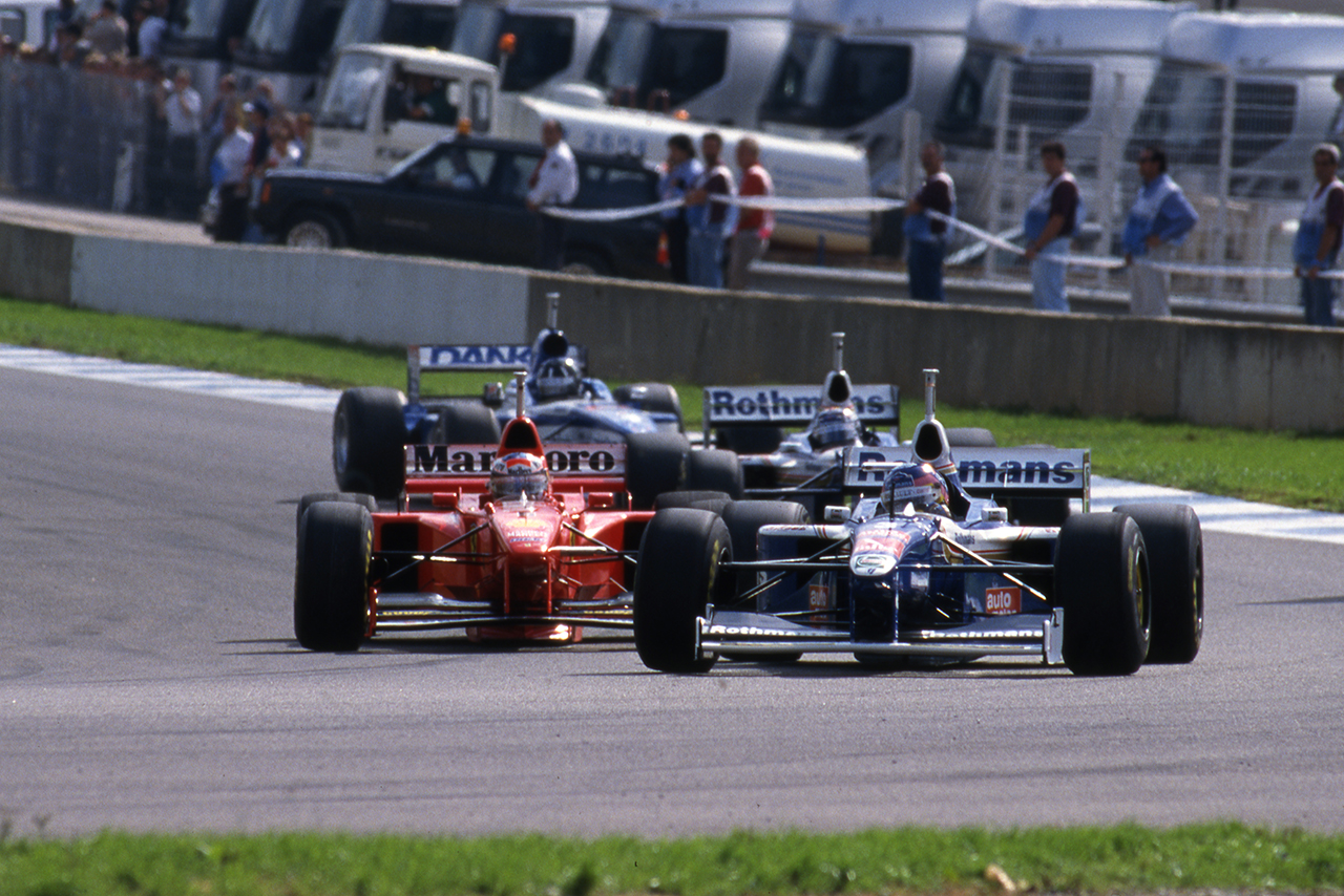 1997年F1第17戦ヨーロッパGP ポールからスタートしたジャック・ビルヌーブ（ウイリアムズ）と追うミハエル・シューマッハー（フェラーリ）