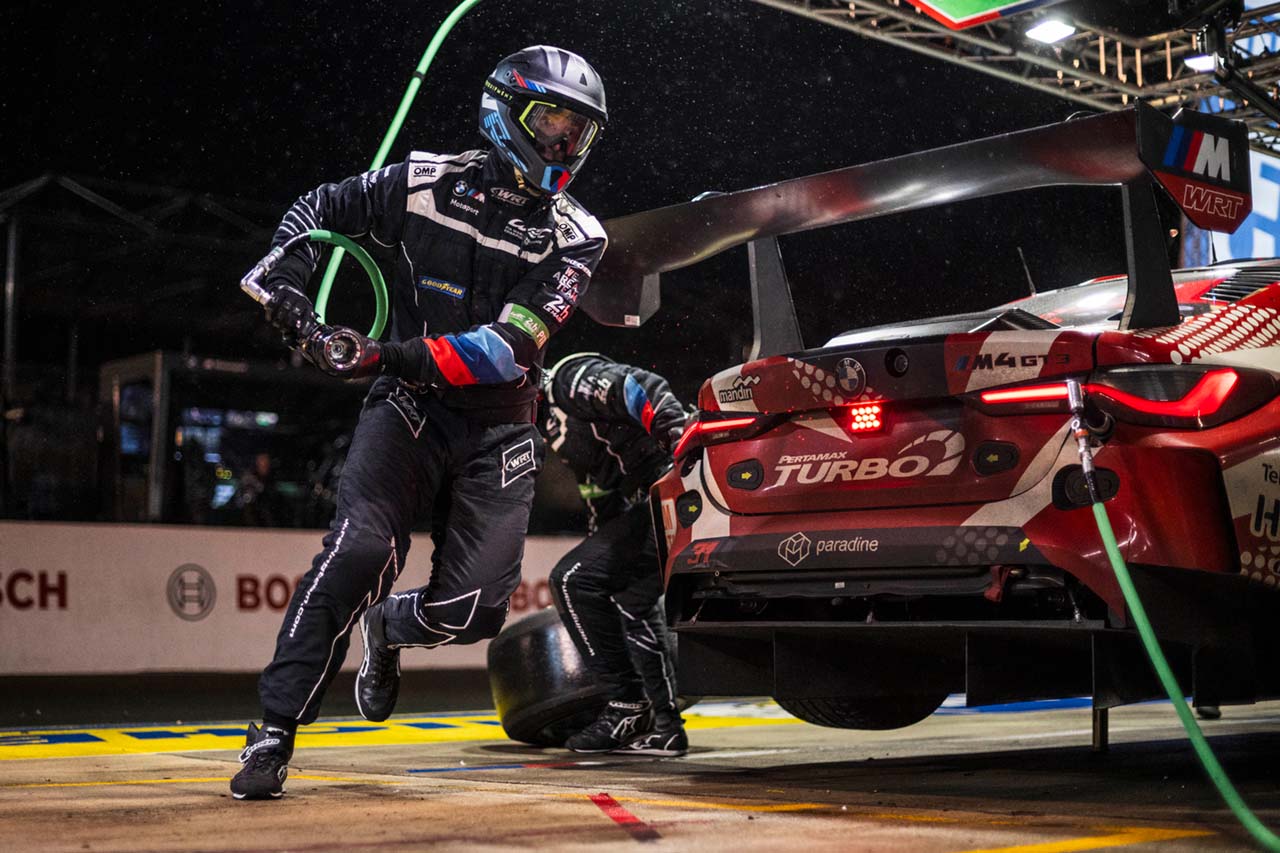 BMW、前戦ノーポイントからル・マンでクラス2位表彰台獲得。ペースは劣るも「最後は笑顔になれた」と31号車のアウグスト・ファーフス