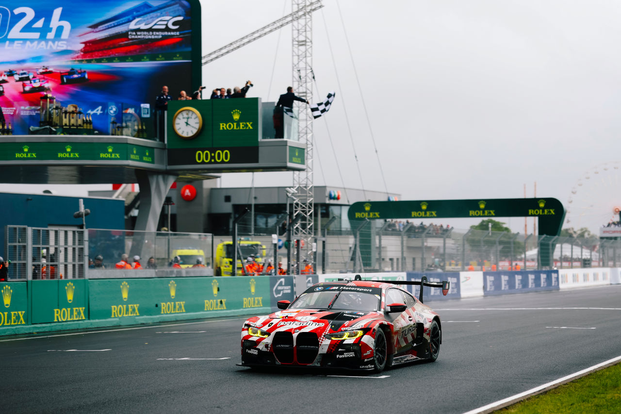 BMW、前戦ノーポイントからル・マンでクラス2位表彰台獲得。ペースは劣るも「最後は笑顔になれた」と31号車のアウグスト・ファーフス