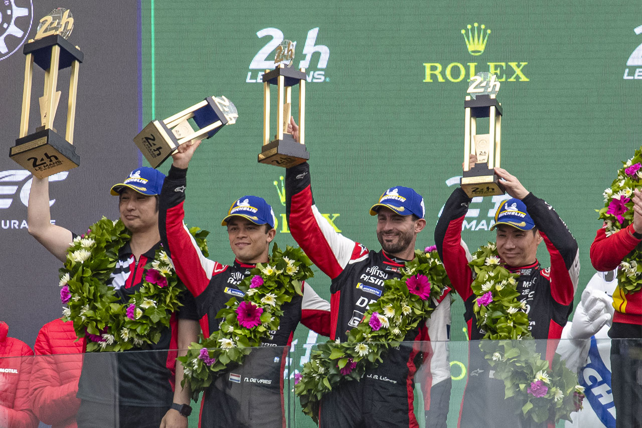 2位表彰台を獲得したホセ-マリア・ロペス／小林可夢偉／ブレンドン・ハートレー組（TOYOTA GAZOO Racing／7号車トヨタGR010ハイブリッド）