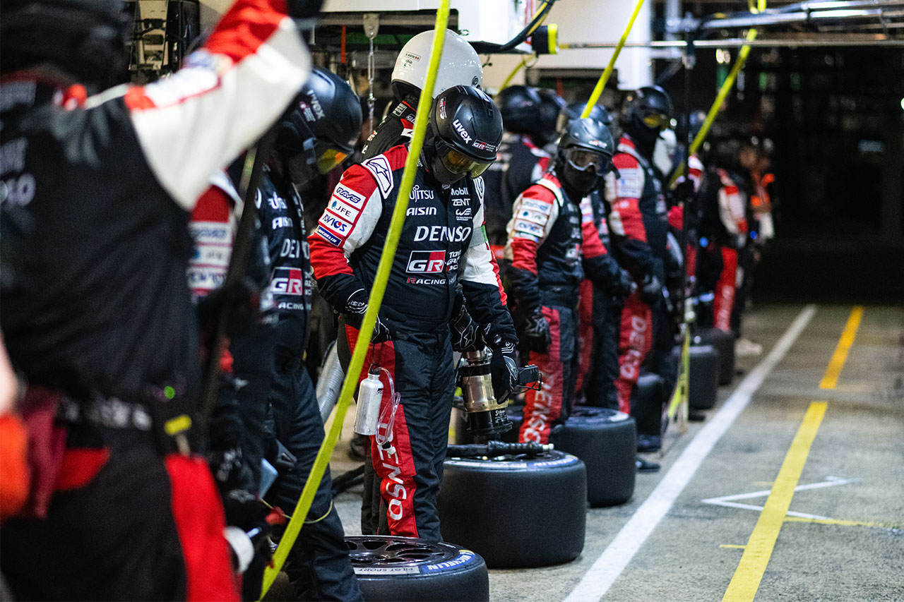 マシンのピットインを待つTGRのクルー