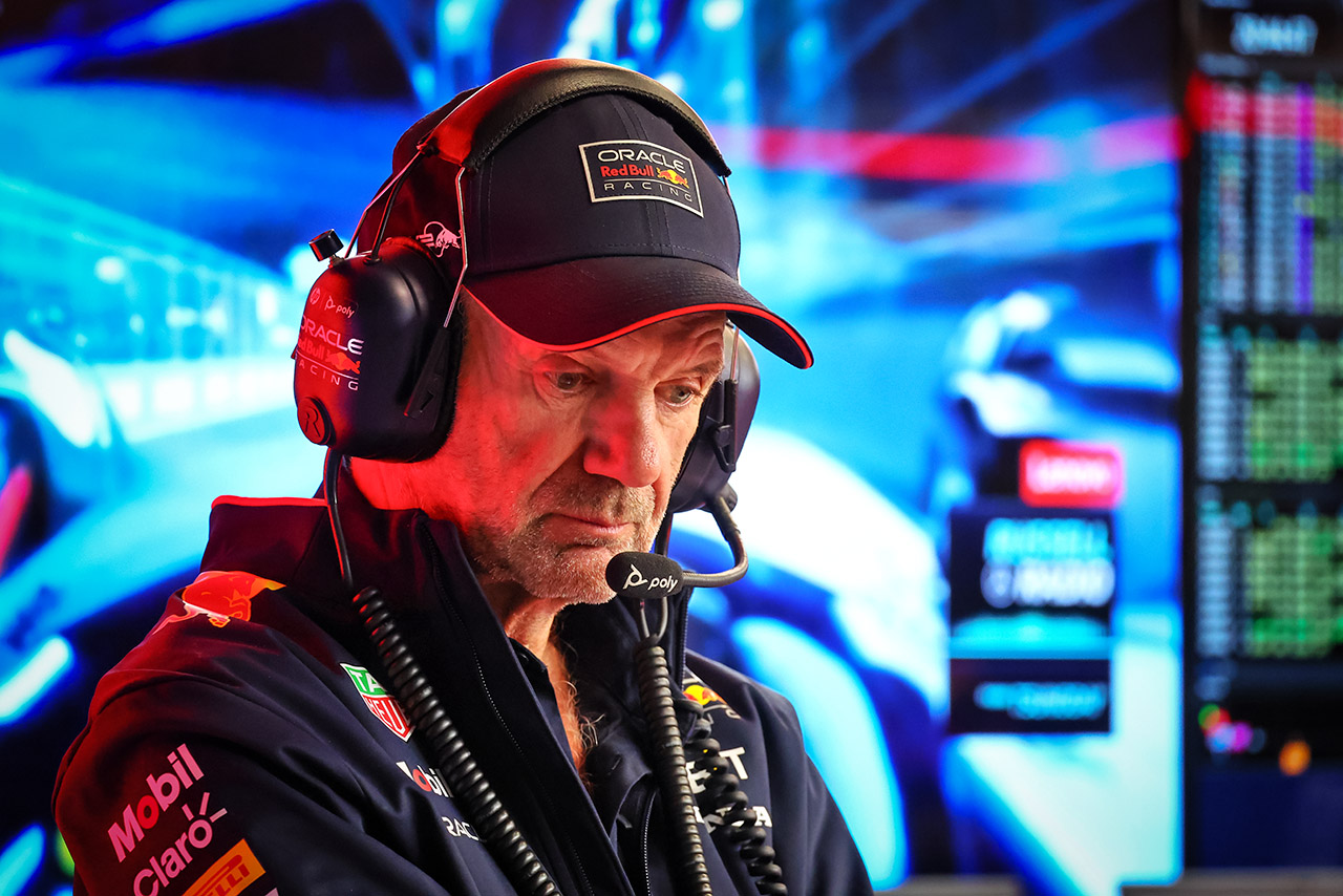エイドリアン・ニューウェイがアストンマーティンのファクトリーを訪問。フェラーリ陣営に交渉のプレッシャーか