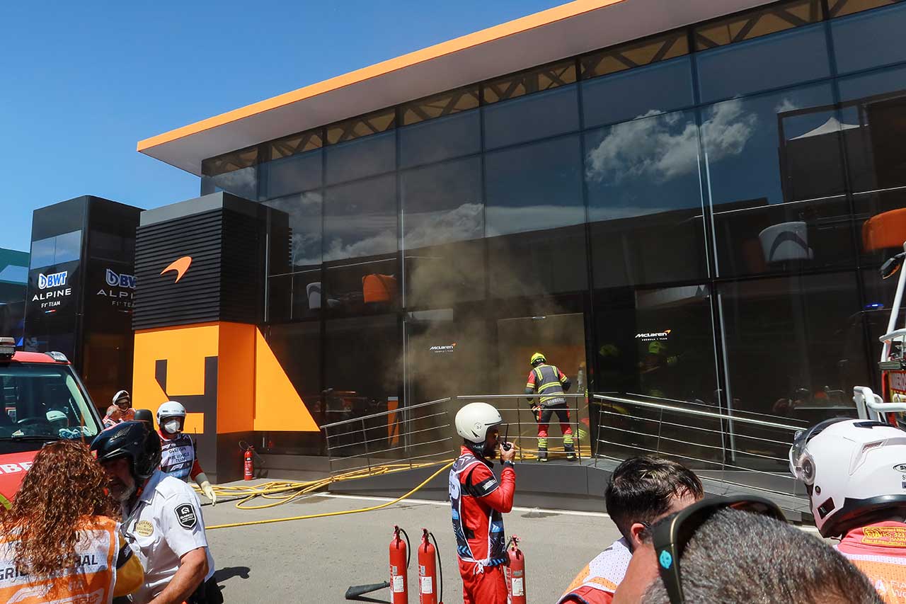 F1 Topic：マクラーレンのモーターホームで火災発生。搬送者が出るなか、ステラ代表が被害状況把握に務める