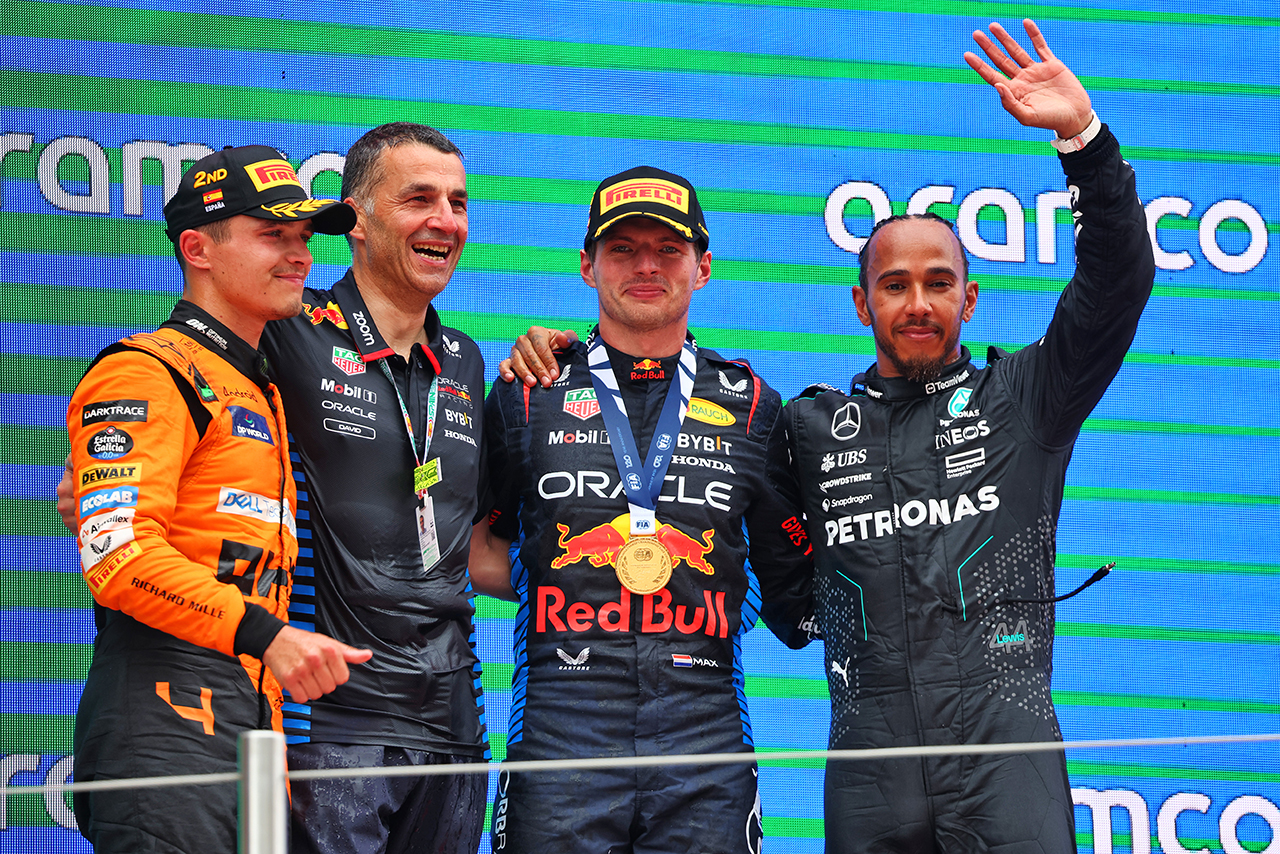 2024年F1第10戦スペインGP表彰式　優勝のマックス・フェルスタッペン（レッドブル）、2位のランド・ノリス（マクラーレン）、3位のルイス・ハミルトン（メルセデス）