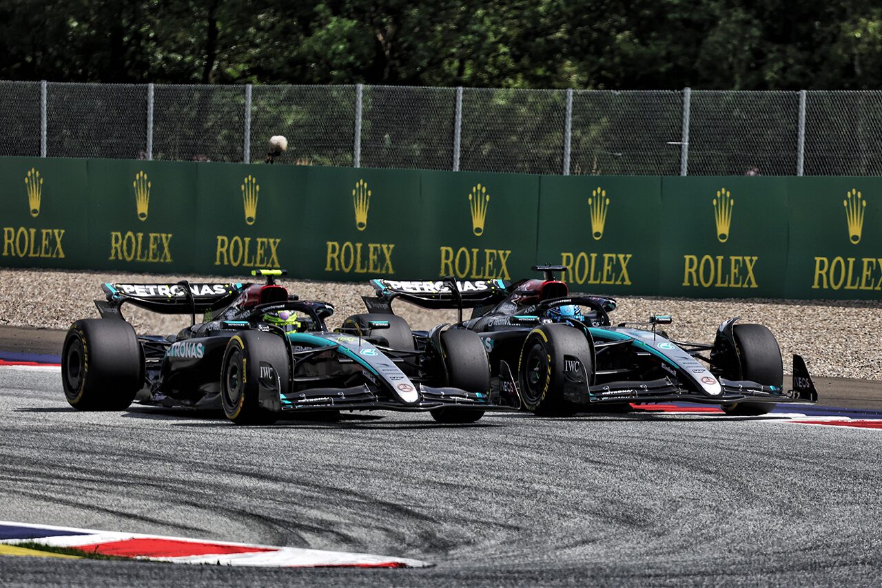 2024年F1第11戦オーストリアGP　ジョージ・ラッセル（メルセデス）とルイス・ハミルトン（メルセデス）の攻防
