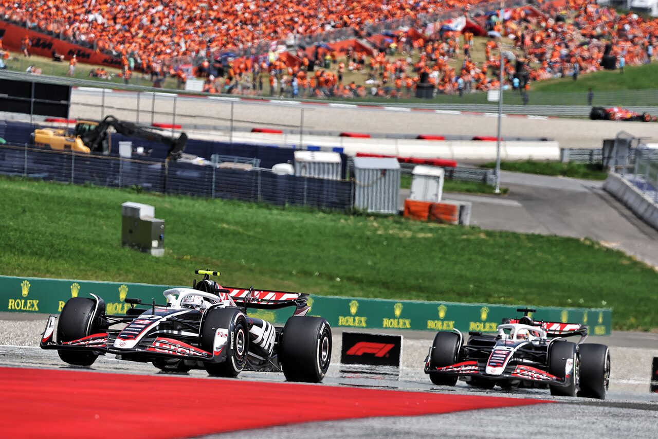 2024年F1第11戦オーストリアGP　ニコ・ヒュルケンベルグ（ハース）とケビン・マグヌッセン（ハース）