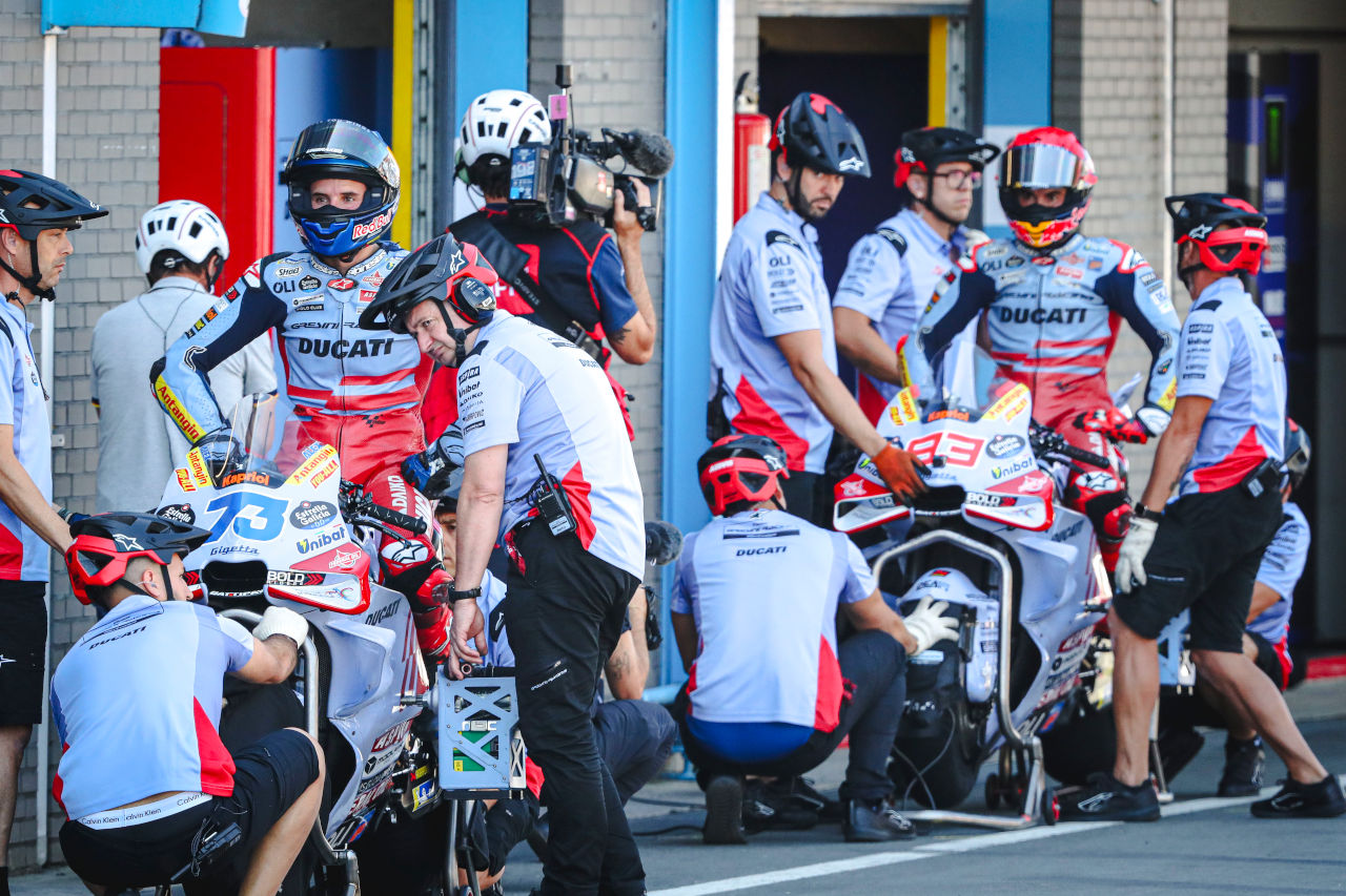 バイク好きのF1王者ハミルトンがMotoGPチームを買収するとのうわさ。早ければ2025年から参戦か