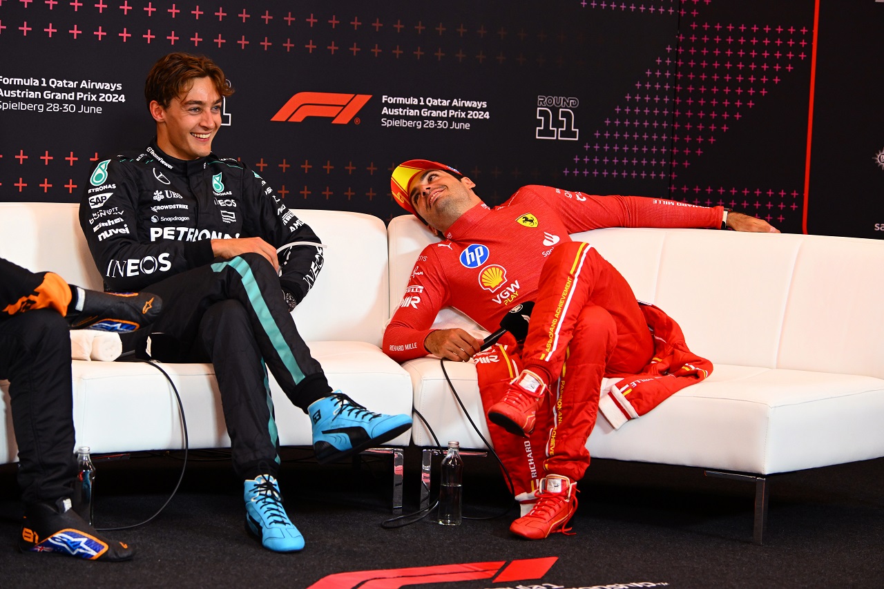 3位カルロス・サインツ（フェラーリ）と優勝したジョージ・ラッセル（メルセデス）