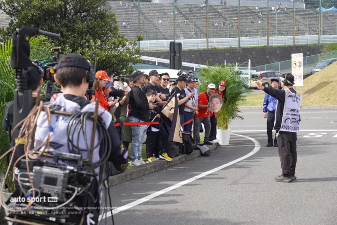 2024年F1第4戦日本GPで行われた映画『F1』の撮影風景。ファンの協力も得て鈴鹿でも撮影が進められた