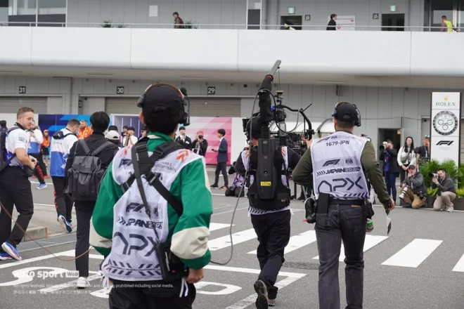 2024年F1第4戦日本GPで行われた映画『F1』の撮影風景。角田裕毅（RB）の姿を大人数で追う