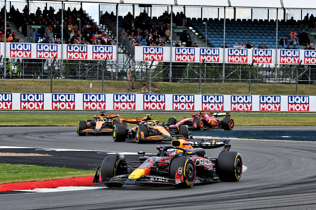 2024年F1第12戦イギリスGP　序盤に3番手に浮上したマックス・フェルスタッペン（レッドブル）