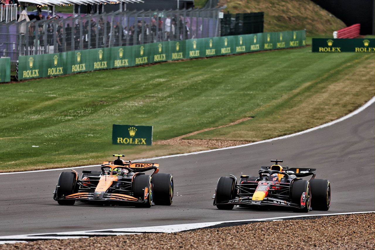 2024年F1第12戦イギリスGP　ランド・ノリス（マクラーレン）とマックス・フェルスタッペン（レッドブル）の攻防