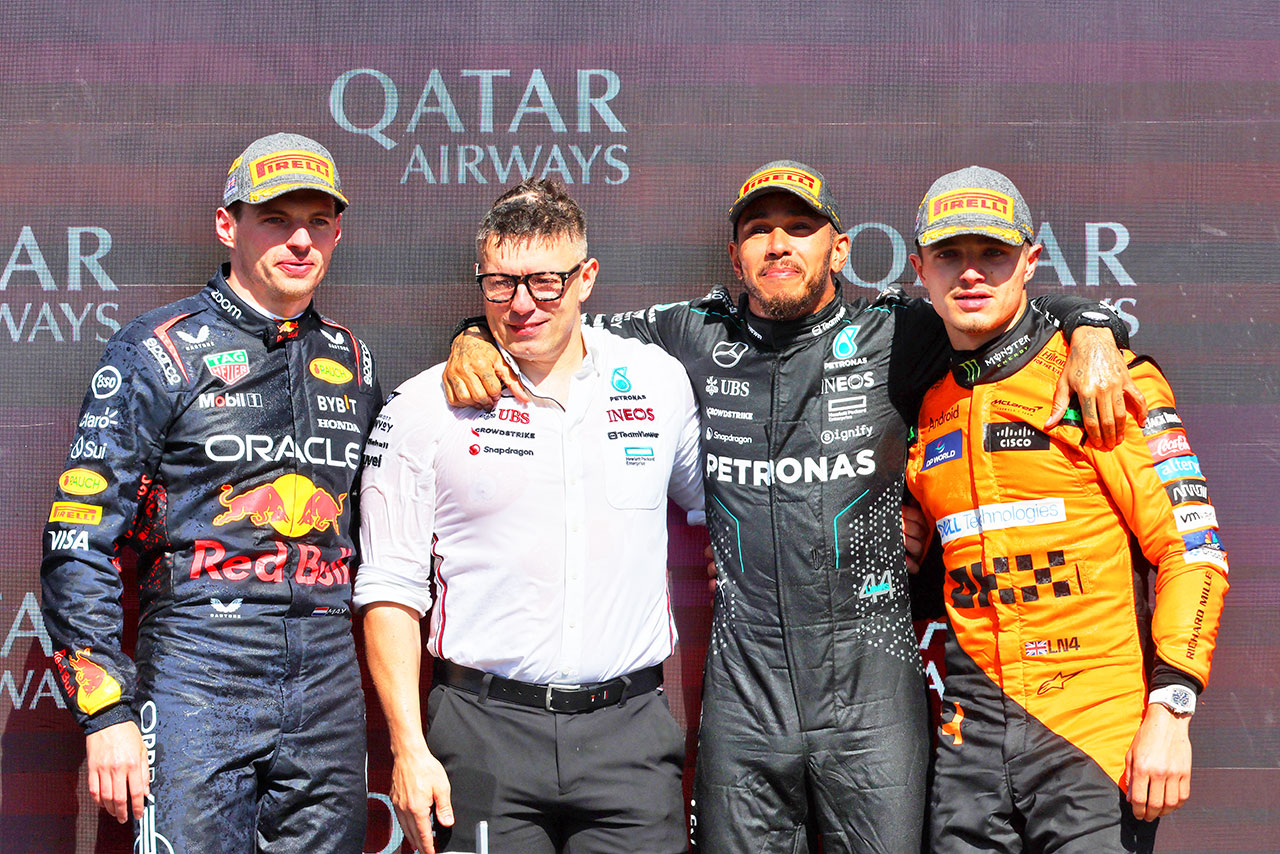 優勝のルイス・ハミルトンとピーター・ボニントン（メルセデス）、2位のマックス・フェルスタッペン（レッドブル）、3位のランド・ノリス（マクラーレン）
