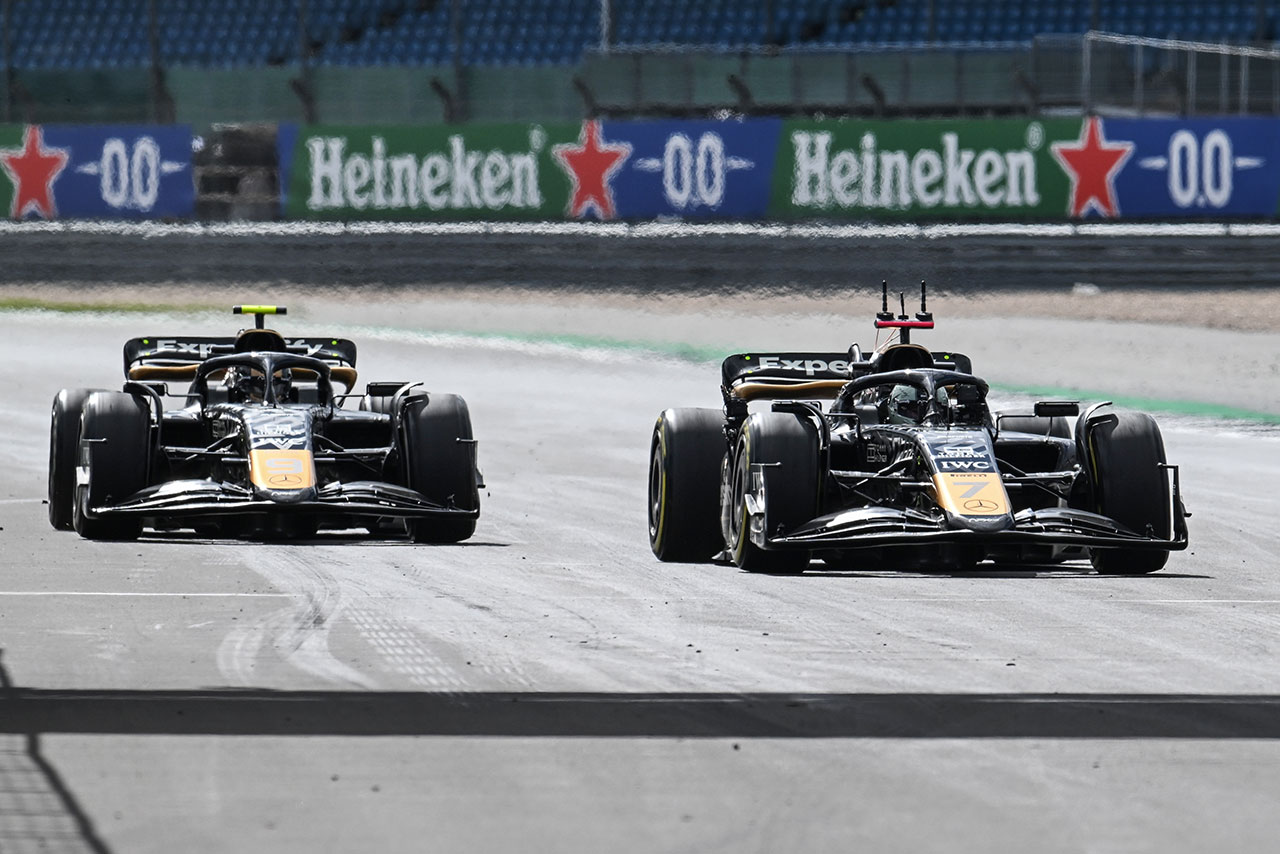 2024年F1第12戦イギリスGP　映画『F1』撮影でコースに登場した『APXGP』のマシン
