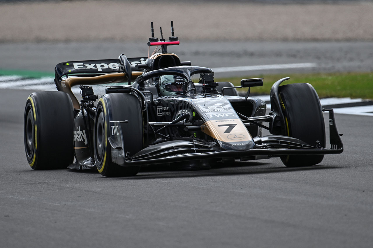 2024年F1第12戦イギリスGP　映画『F1』撮影でコースに登場した『APXGP』のマシン