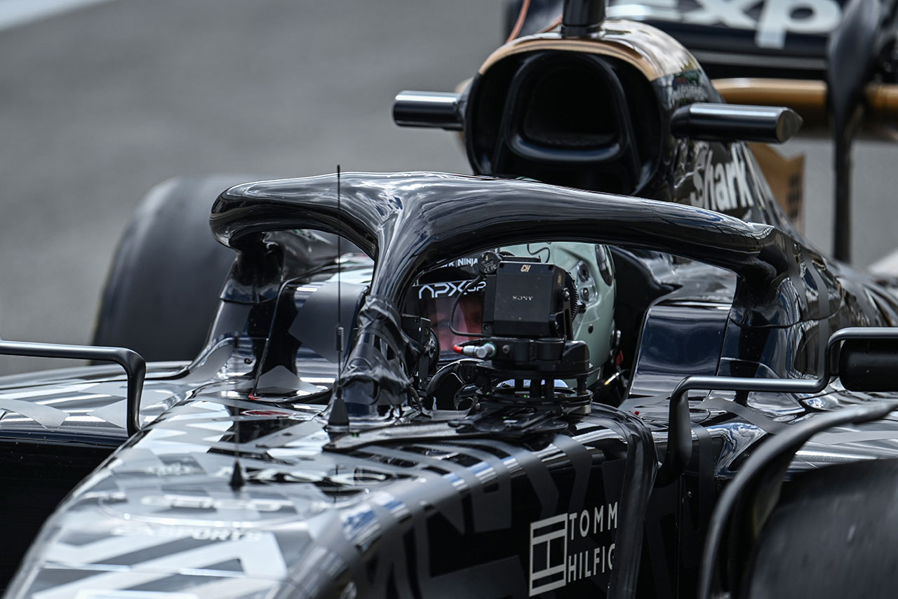 2024年F1第12戦イギリスGP　映画『F1』撮影でコースに登場した『APXGP』のマシン