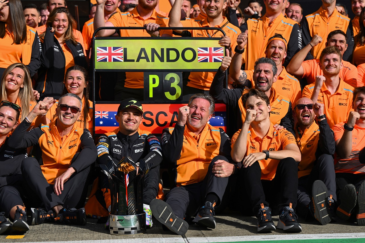 ランド・ノリス（マクラーレン）の3位を祝うチーム