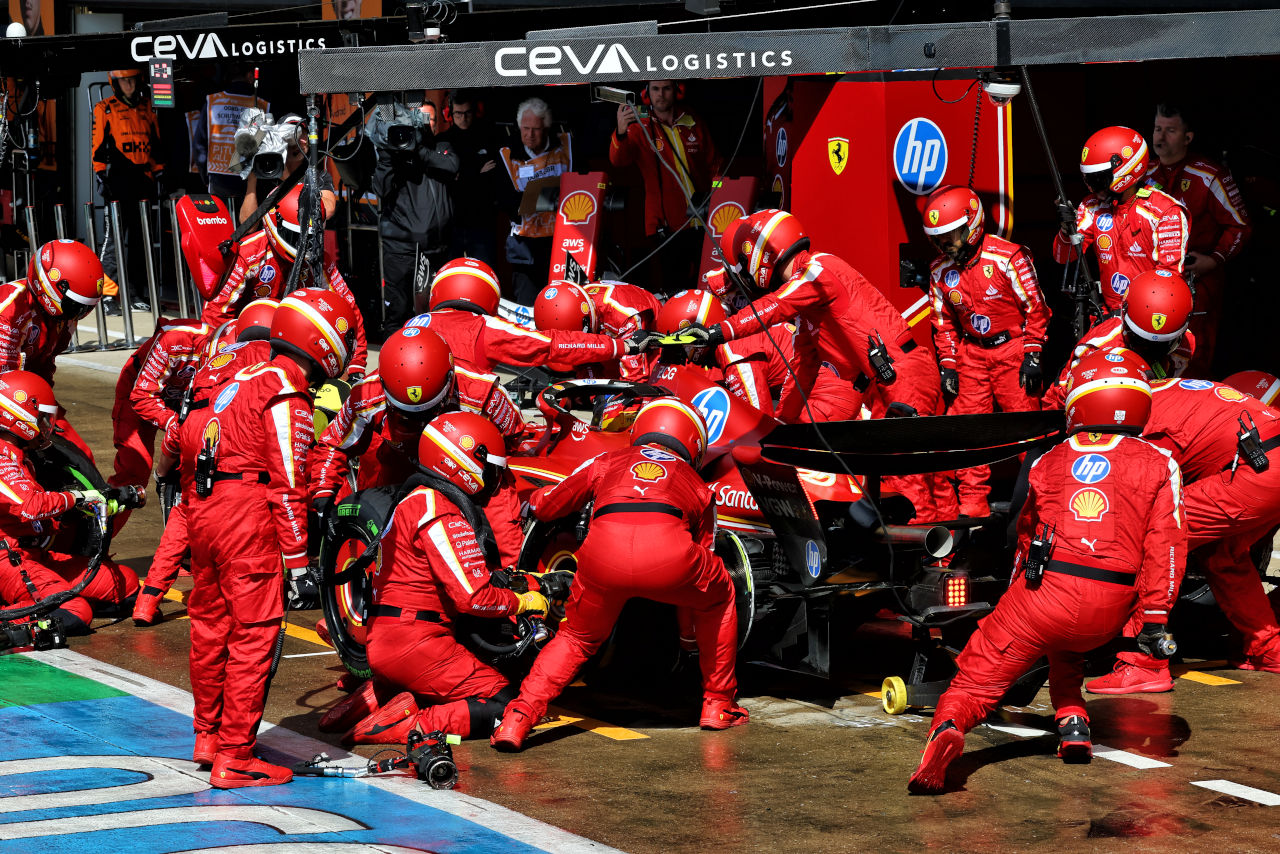 苦しい戦況が“避けられたはずのミス”に。フェラーリF1代表はルクレールを擁護／イギリスGP