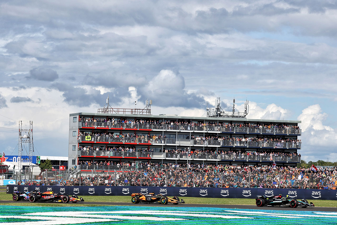 2024年F1第12戦イギリスGP　ウイニングランでファンに手を振るルイス・ハミルトン（メルセデス）