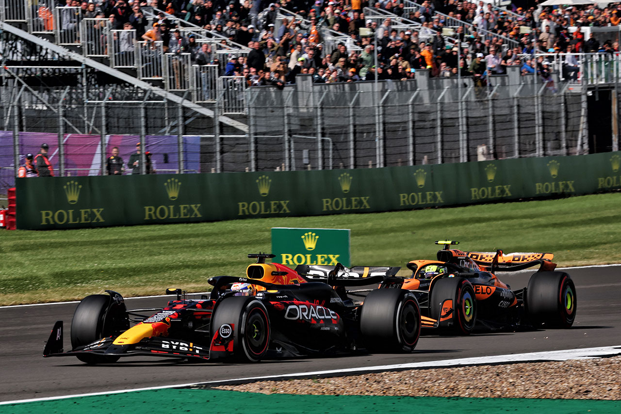 2024年F1第12戦イギリスGP　終盤2番手に浮上したマックス・フェルスタッペン（レッドブル）と3番手ランド・ノリス（マクラーレン）
