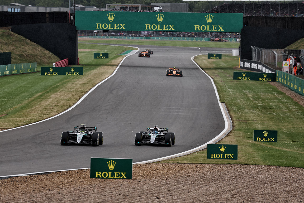 2024年F1第12戦イギリスGP　序盤にマクラーレン勢とフェルスタッペンを大きく引き離したメルセデスのルイス・ハミルトンとジョージ・ラッセル