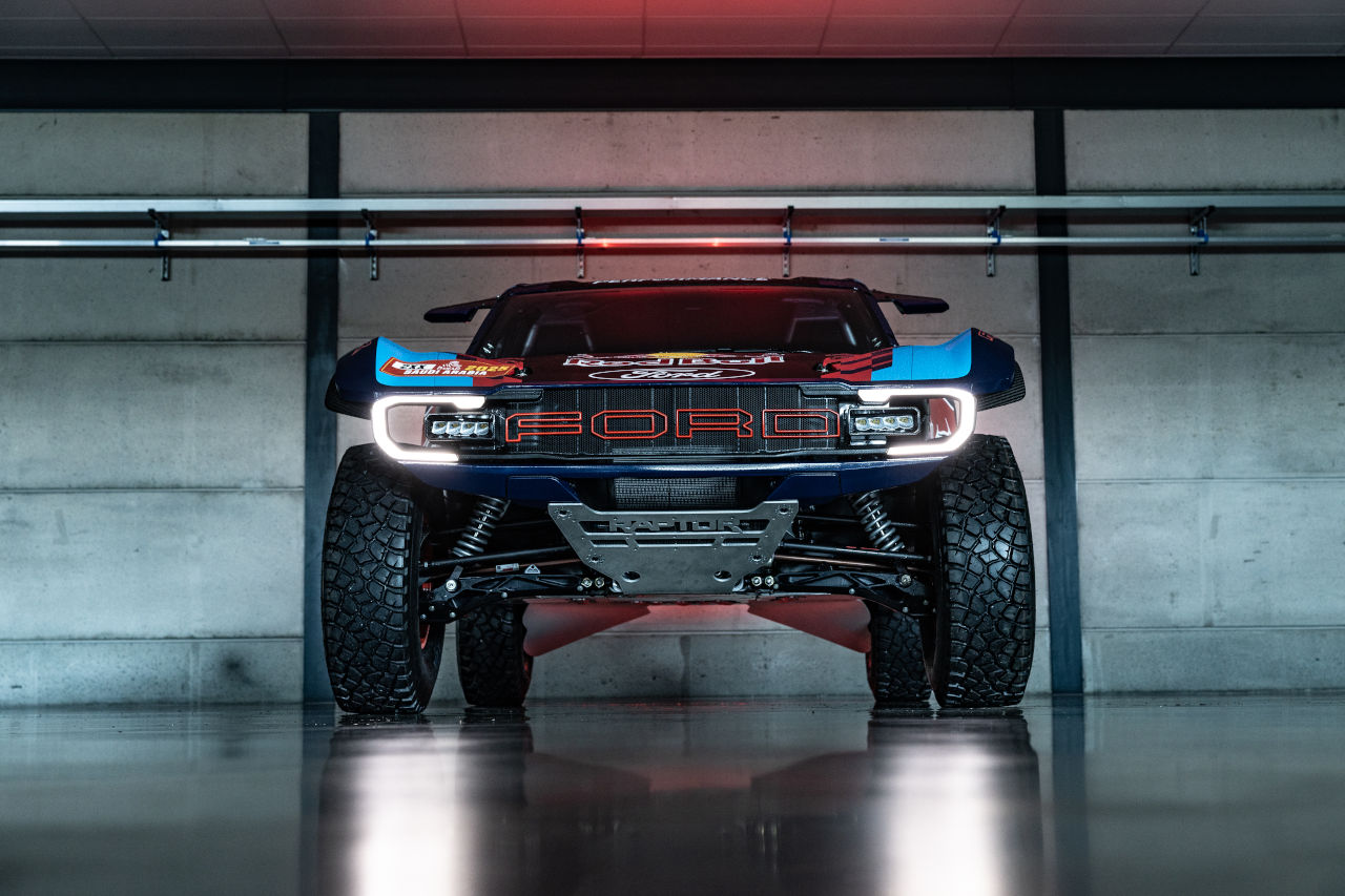 フォード、カルロス・サインツとナニ・ロマに託す新型ラリーカー『ラプターT1＋』を発表。2025年のダカールラリーに投入へ