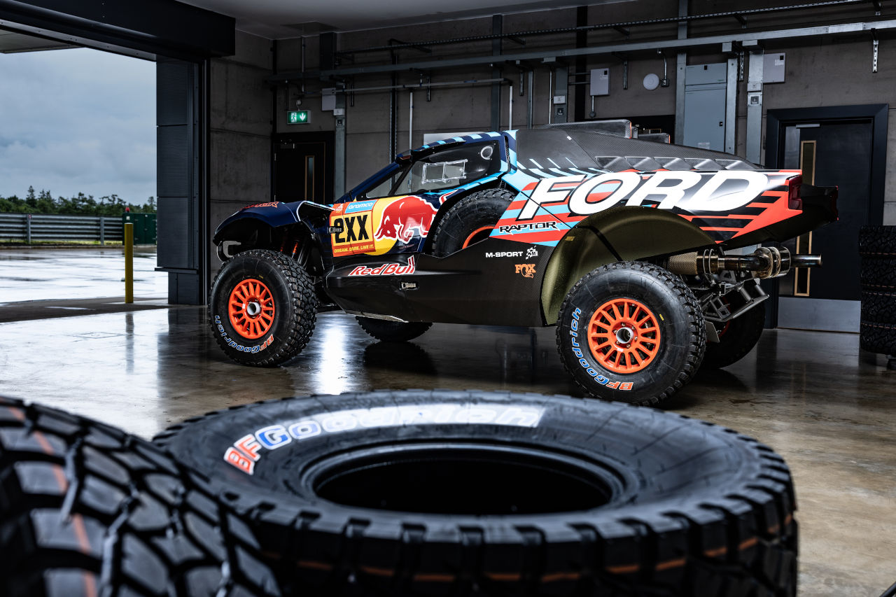 フォード、カルロス・サインツとナニ・ロマに託す新型ラリーカー『ラプターT1＋』を発表。2025年のダカールラリーに投入へ