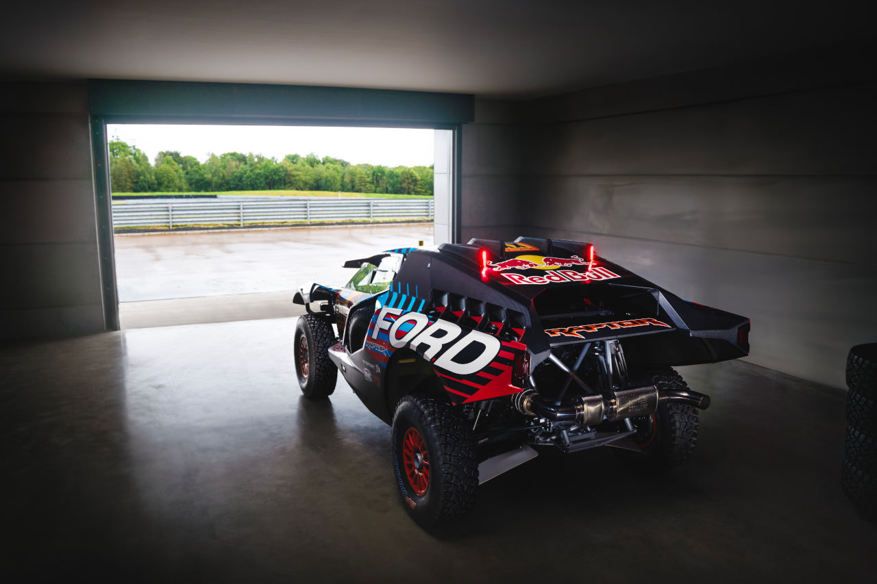 フォード、カルロス・サインツとナニ・ロマに託す新型ラリーカー『ラプターT1＋』を発表。2025年のダカールラリーに投入へ