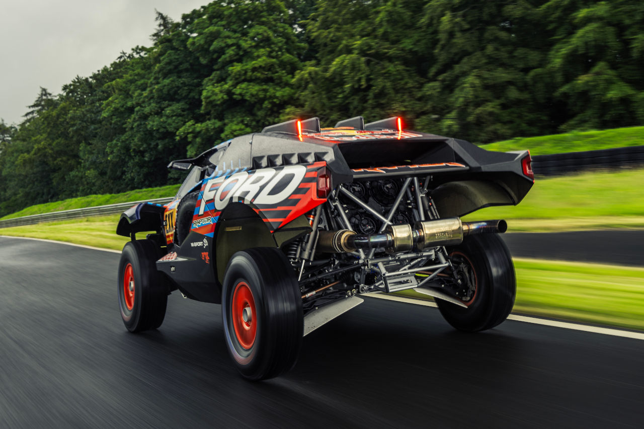 フォード、カルロス・サインツとナニ・ロマに託す新型ラリーカー『ラプターT1＋』を発表。2025年のダカールラリーに投入へ