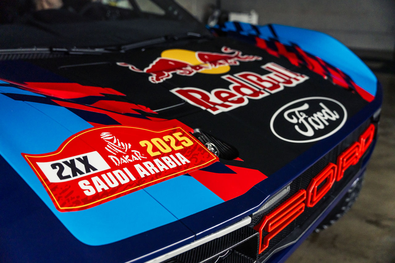 フォード、カルロス・サインツとナニ・ロマに託す新型ラリーカー『ラプターT1＋』を発表。2025年のダカールラリーに投入へ
