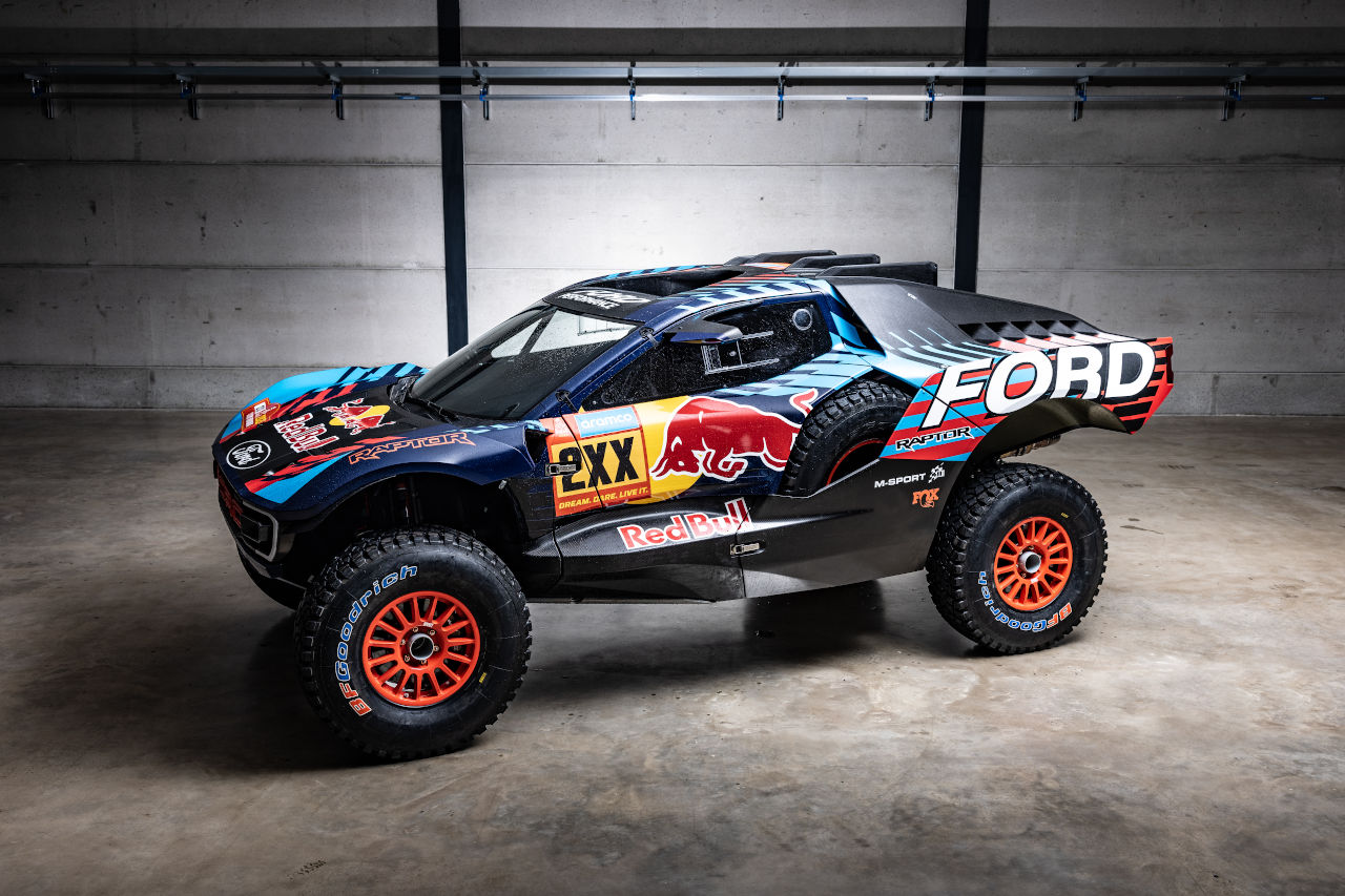 フォード、カルロス・サインツとナニ・ロマに託す新型ラリーカー『ラプターT1＋』を発表。2025年のダカールラリーに投入へ