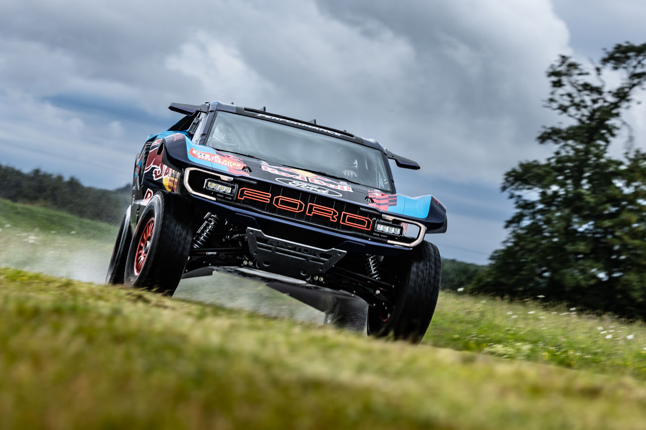 フォード、カルロス・サインツとナニ・ロマに託す新型ラリーカー『ラプターT1＋』を発表。2025年のダカールラリーに投入へ