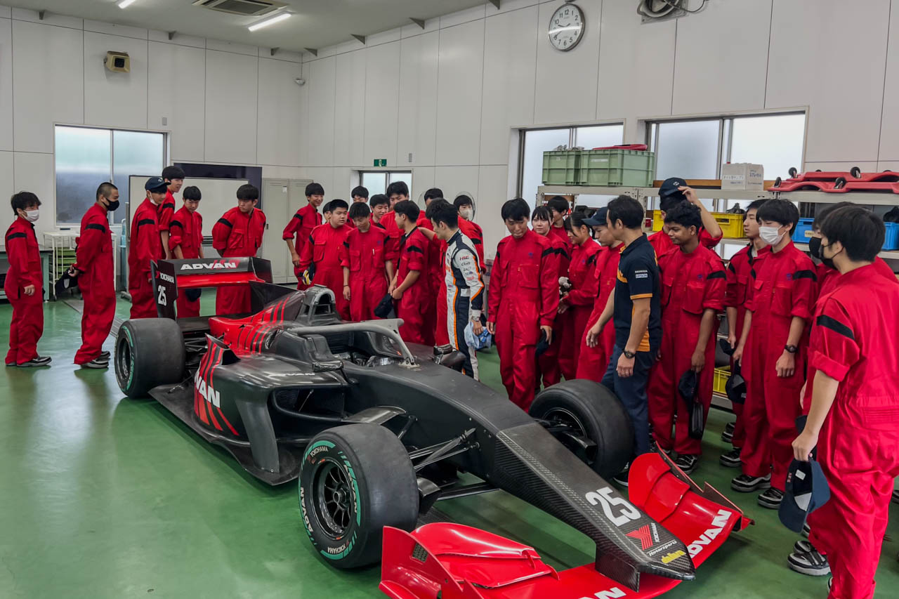 山本尚貴が母校・作新学院へ3度目の訪問。整備士を目指す高校生への特別授業でレース業界への思いを語る