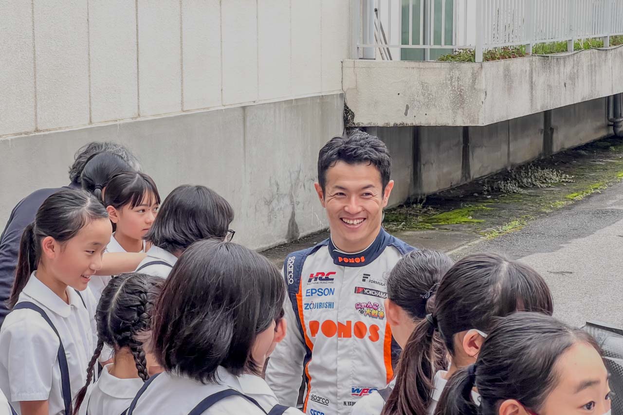 山本尚貴が母校・作新学院へ3度目の訪問。整備士を目指す高校生への特別授業も開催