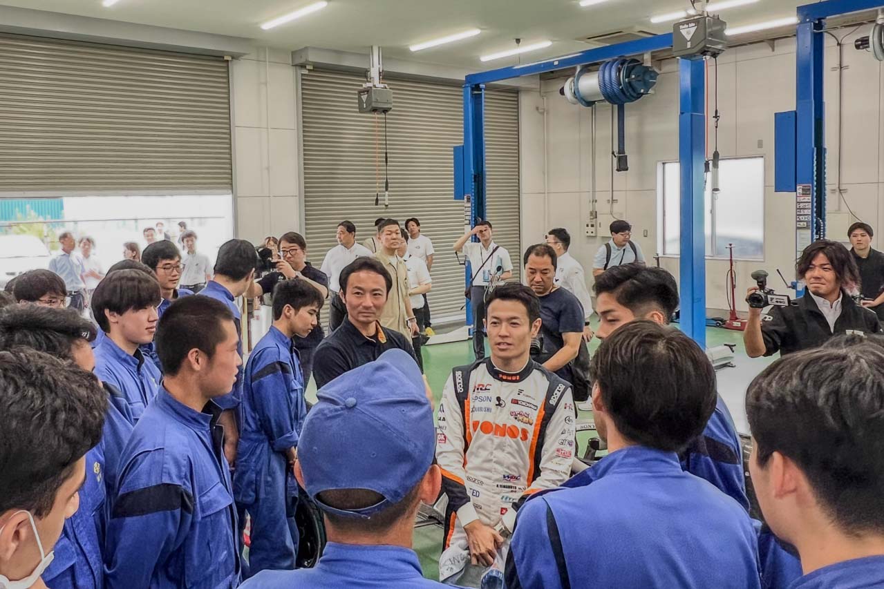 山本尚貴が母校・作新学院へ3度目の訪問。整備士を目指す高校生への特別授業でレース業界への思いを語る