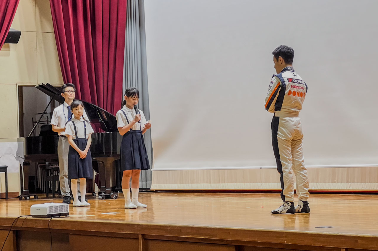 山本尚貴が母校・作新学院へ3度目の訪問。整備士を目指す高校生への特別授業でレース業界への思いを語る