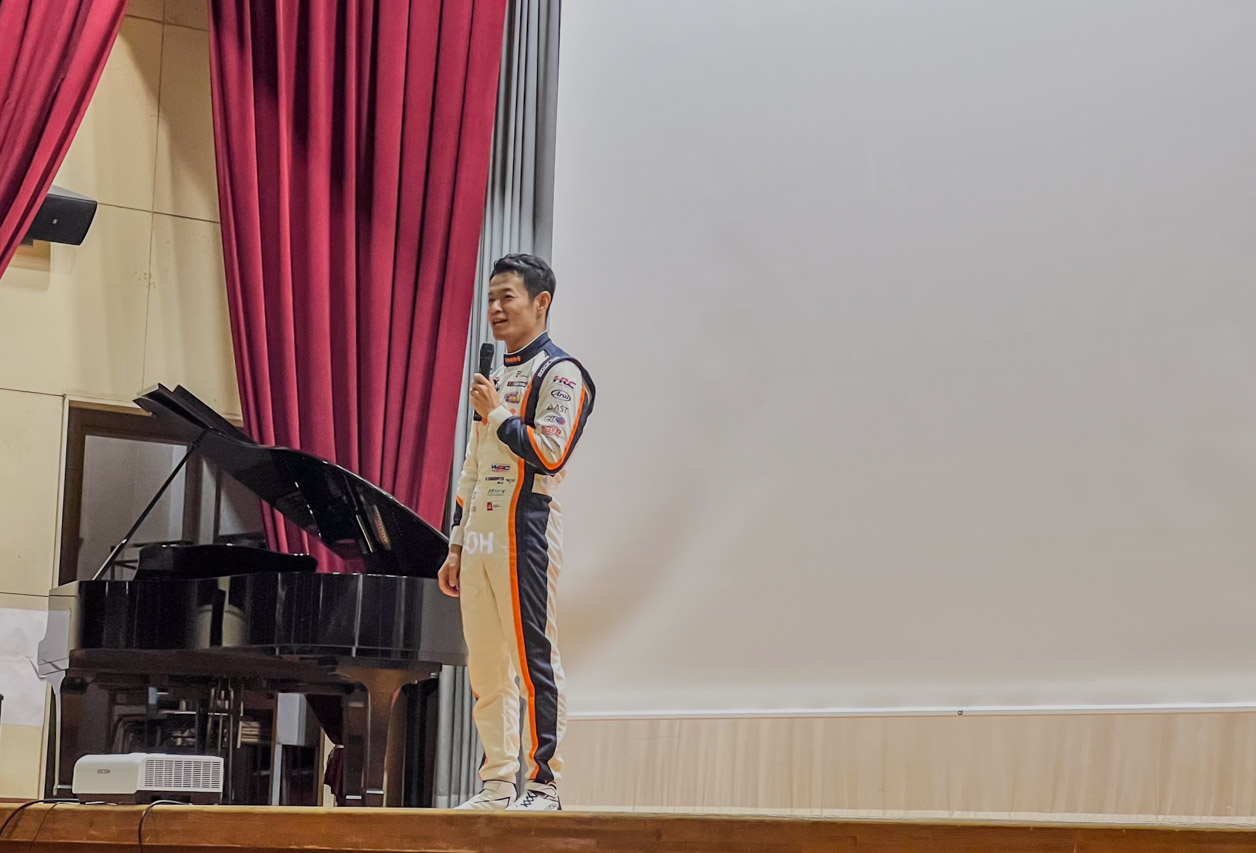 山本尚貴が母校・作新学院へ3度目の訪問。整備士を目指す高校生への特別授業でレース業界への思いを語る