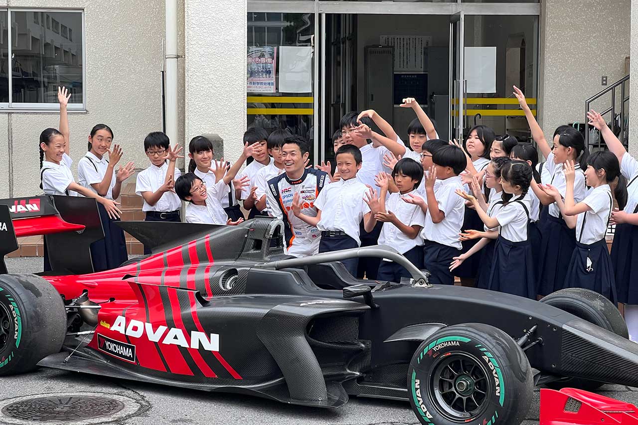 山本尚貴が母校・作新学院へ3度目の訪問。整備士を目指す高校生への特別授業でレース業界への思いを語る