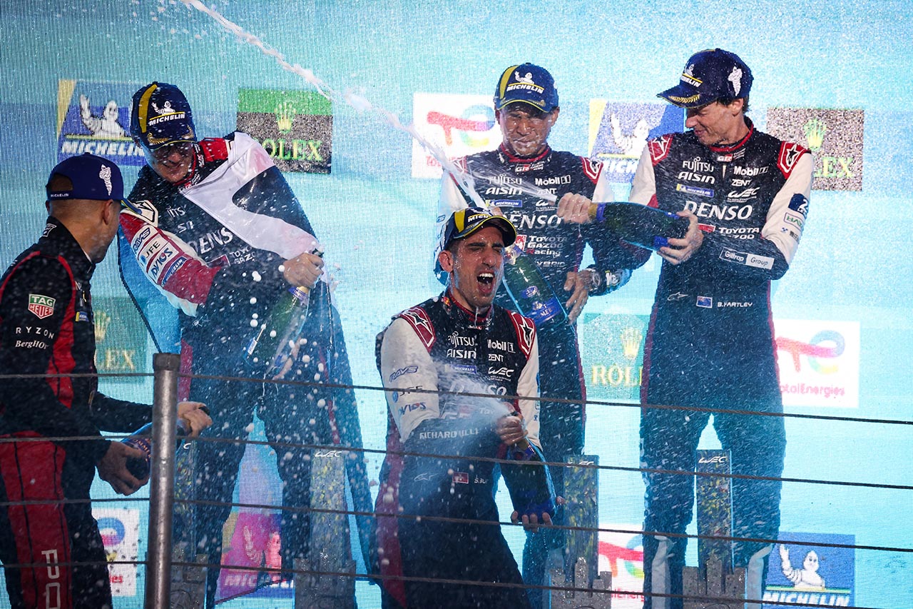 総合優勝を飾ったセバスチャン・ブエミ／ブレンドン・ハートレー／平川亮組