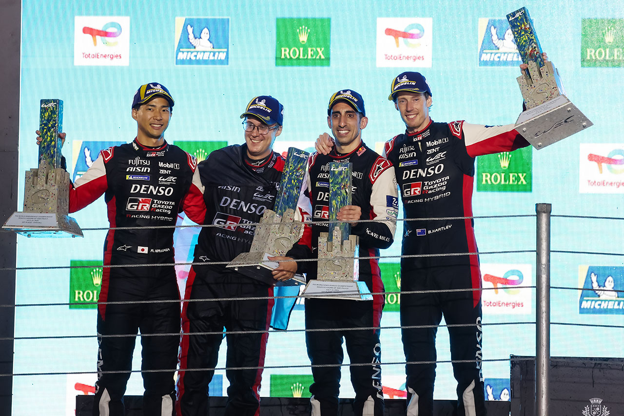 総合優勝を飾った8号車トヨタGR010ハイブリッド（トヨタ・ガズー・レーシング）のメンバー