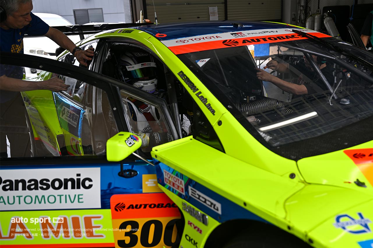 2年半ぶりにSUGOを走ったaprの300号車プリウスPHVはなんのためにGT300テストへ!?