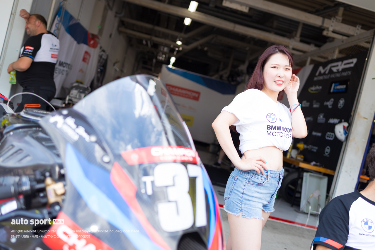 【ギャラリー】鈴鹿8耐のピットウォークを彩るレースクイーン／レースアンバサダー