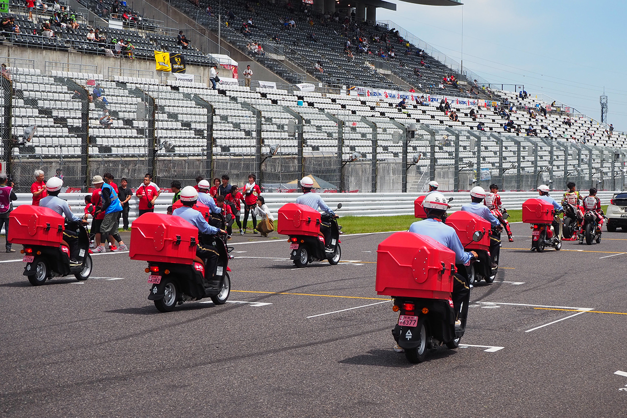 長瀬智也が今年も登場／8フェス皆勤賞の175R／浴衣を着こなす美女とイケメン【鈴鹿8耐 土曜日Topics】