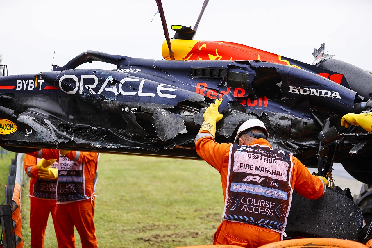 セルジオ・ペレス（レッドブル）が予選Q1でクラッシュ