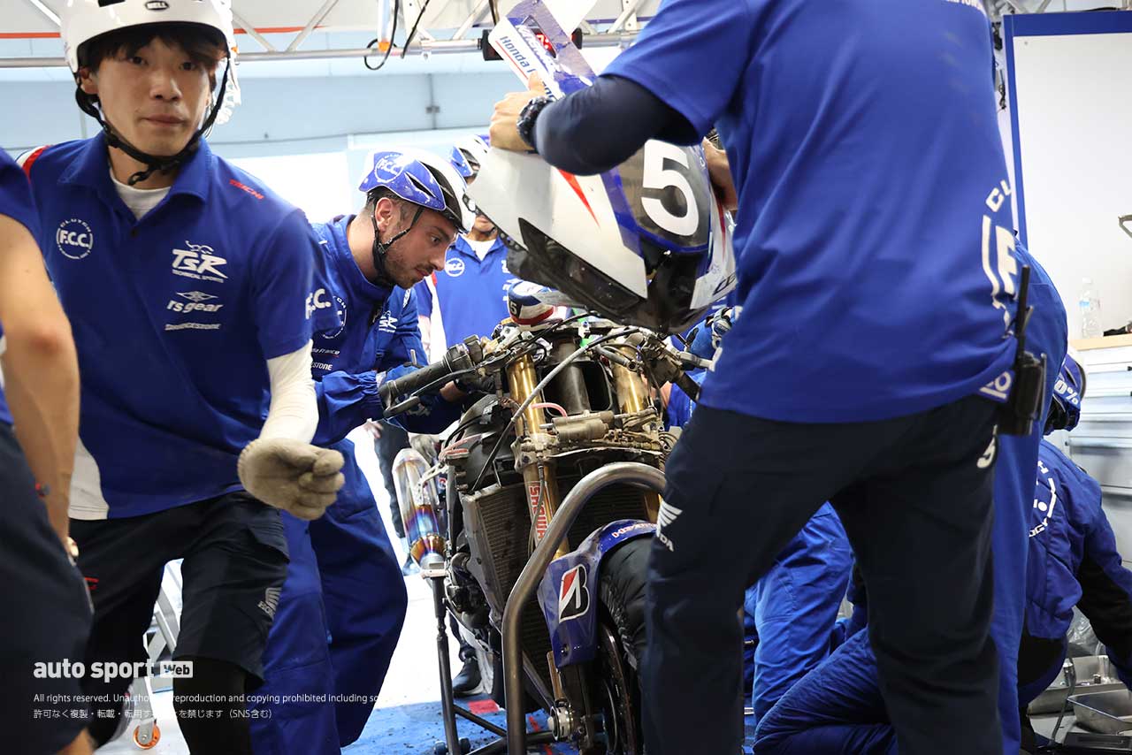 【鈴鹿8耐】3連覇に向けHRCがトップをキープし残り1時間へ、ヨシムラは痛恨のペナルティ／7時間途中経過