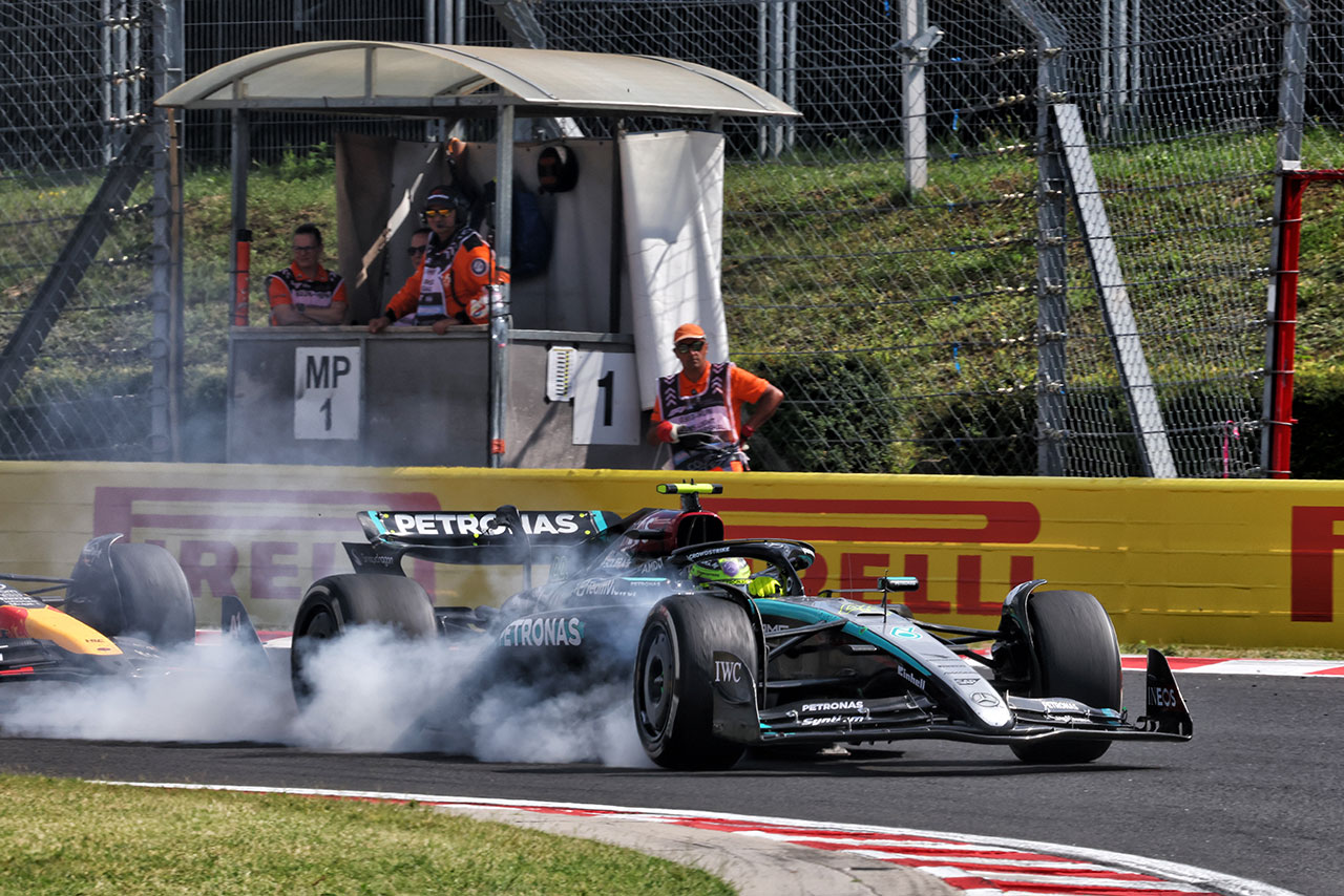 2024年F1第13戦ハンガリーGP　35周目のターン1でアンダーを出したルイス・ハミルトン（メルセデス）