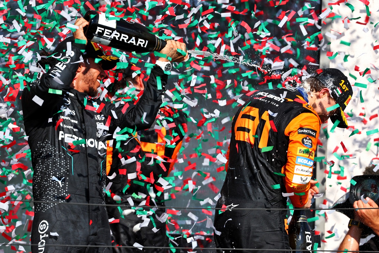 初優勝のオスカー・ピアストリ（マクラーレン）と3位ルイス・ハミルトン（メルセデス）