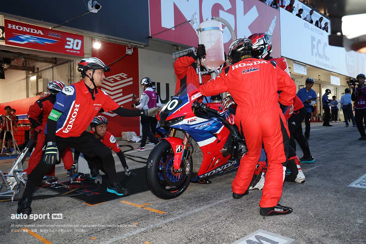 レース残り5分、Team HRCの40秒ペナルティが画面で伝えられた理由。本来は10秒のストップ＆ゴーペナルティだった……／鈴鹿8耐