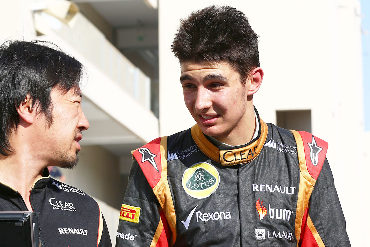 2014年F1第19戦アブダビGP　ロータスF1からFP1／F1公式セッションデビューを果たしたエステバン・オコンと、担当エンジニアだった小松礼雄氏