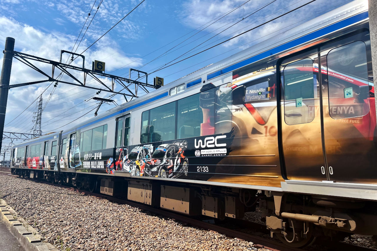 列車に描かれたWRCカーが『ラリージャパン』をPR。愛知環状鉄道、ラッピング車両を運行へ